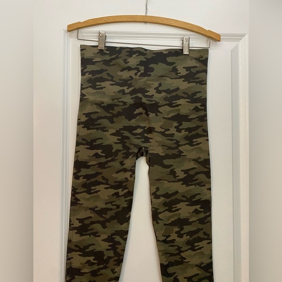 Spanx Look at Me Now Seamless Leggings in Green Camo Size XL - Picture 4 of 5